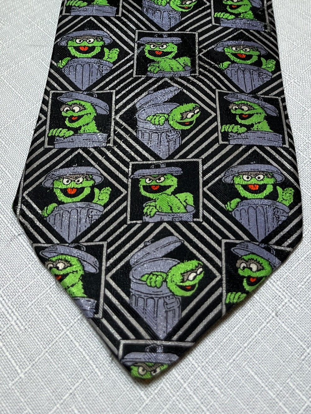 NOVEL TIES JIM HENDRIX PRODUCTIONS Oscar the Grouch. 
Vintage
Like New